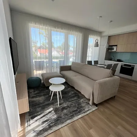 Platan Garden Koezvetlen Vizparti Apartman アパート Balatonboglár